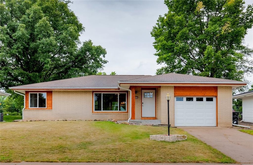 3217 Hull Ave, Des Moines, IA 50317 - photo 1