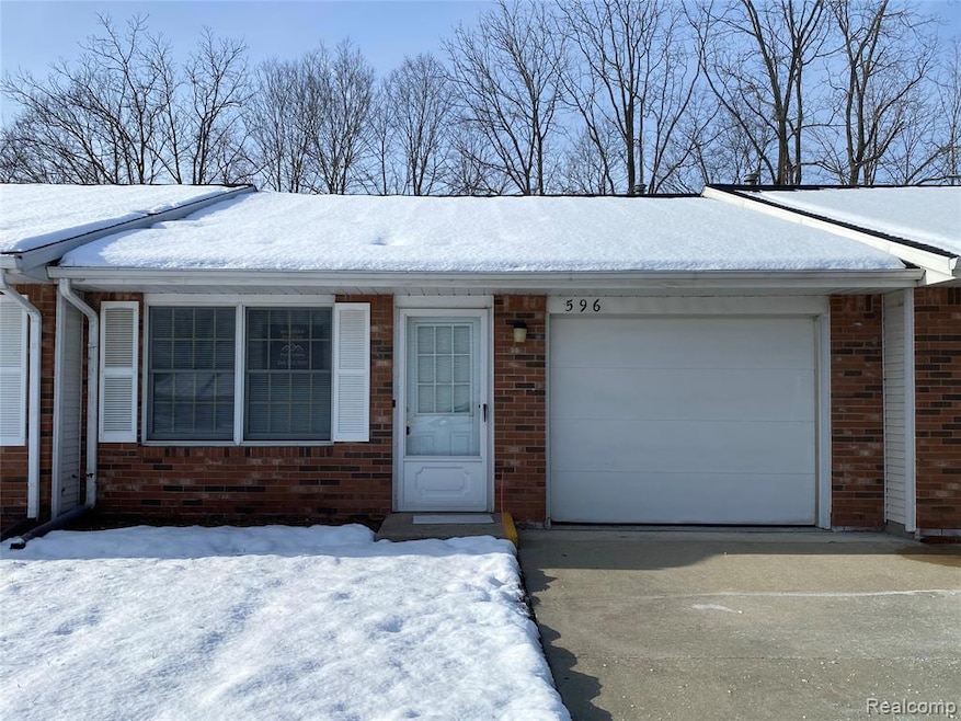 596 Yorkshire Square unit 23, Milan, MI 48160 - photo 1