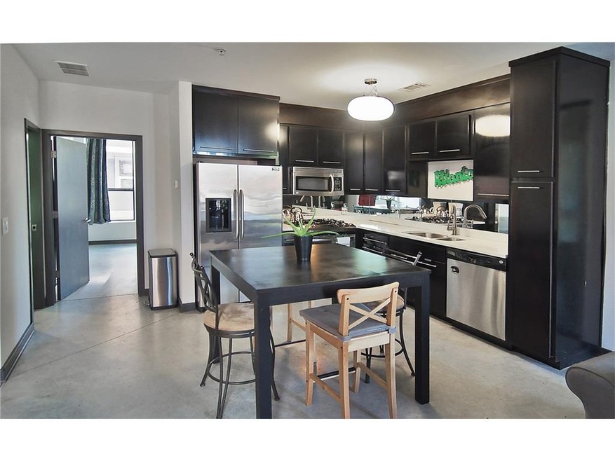 Now THIS is a kitchen! Stylish cabinets, sparkling