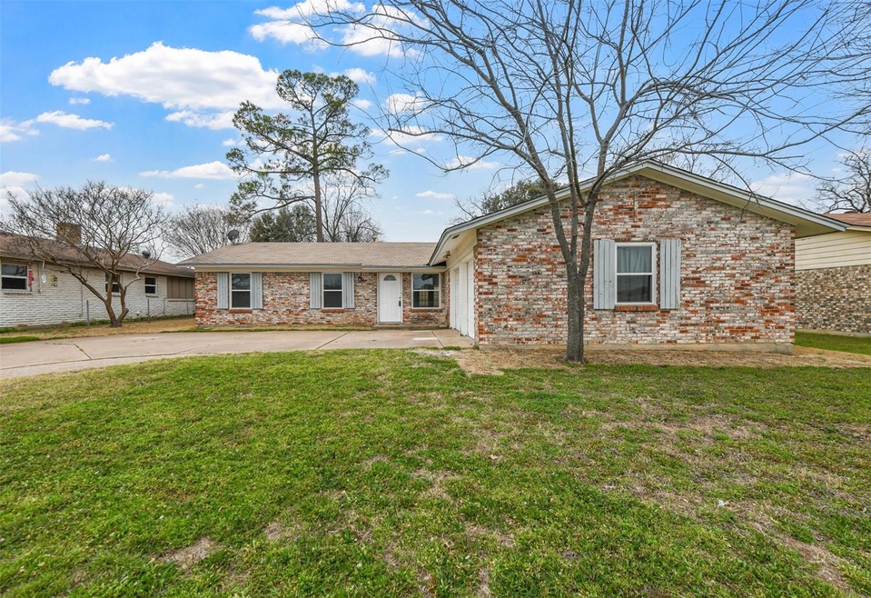 1005 Harrison Ln, Hurst, TX 76053 - photo 1