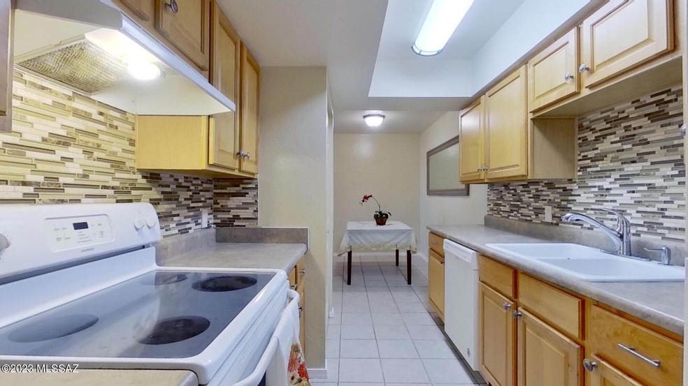455-W-Kelso-St-kitchen3