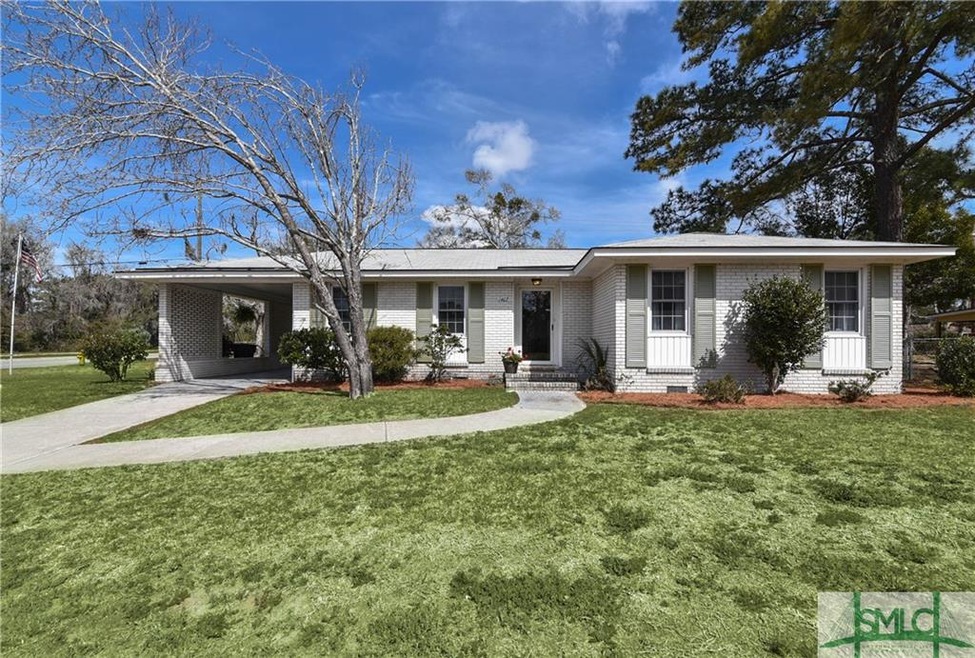 The Pleasant Curb Appeal of 1402 King's Way