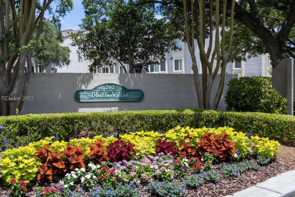 Lovely landscaped entrance