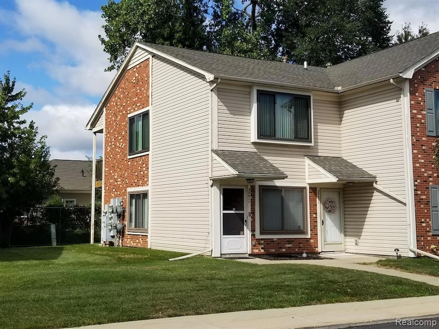 30611 Hidden Pines Ln, Roseville, MI 48066 - photo 1