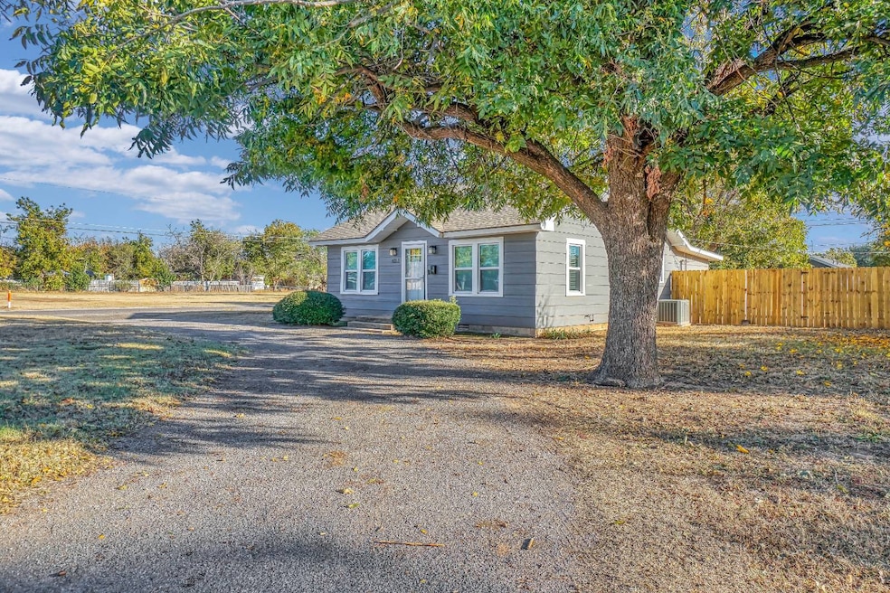 4013 Maple St, Vernon, TX 76384 - photo 1