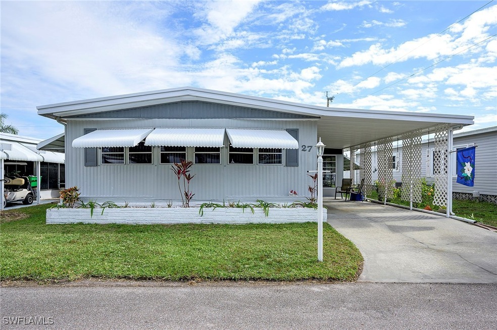 Manufactured / mobile home featuring a front lawn