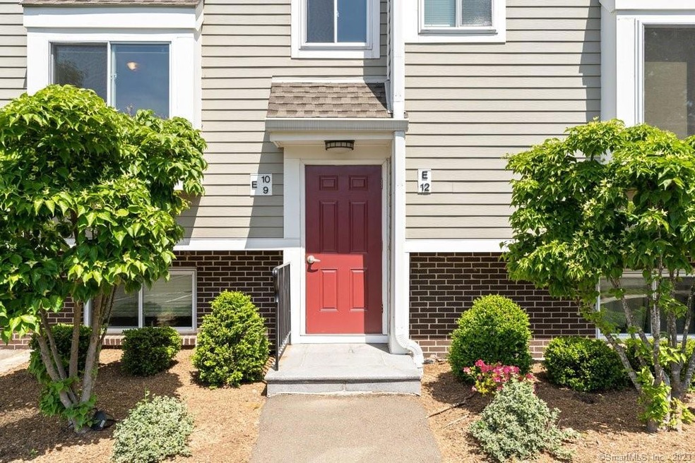 71 Aiken St unit E10, Norwalk, CT 06851 - photo 1