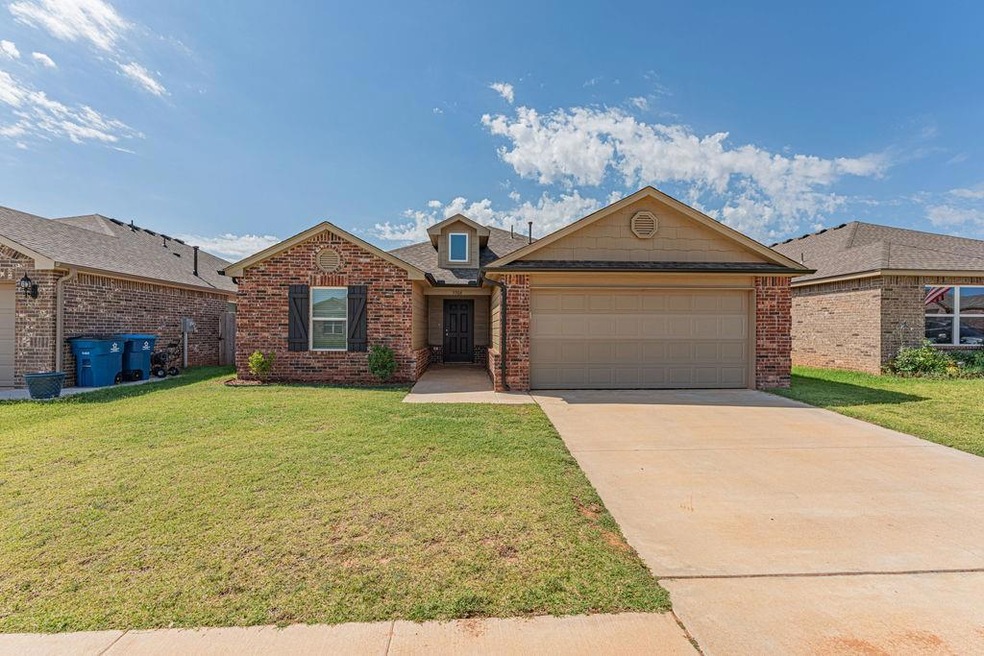 View of front of home featuring a front lawn and a