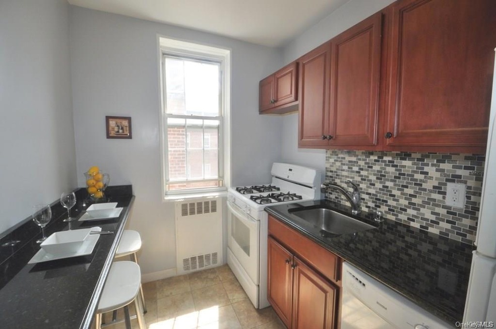 Fleetwood Park Cooperative unit A66, Bronxville, NY 10708 - photo 1