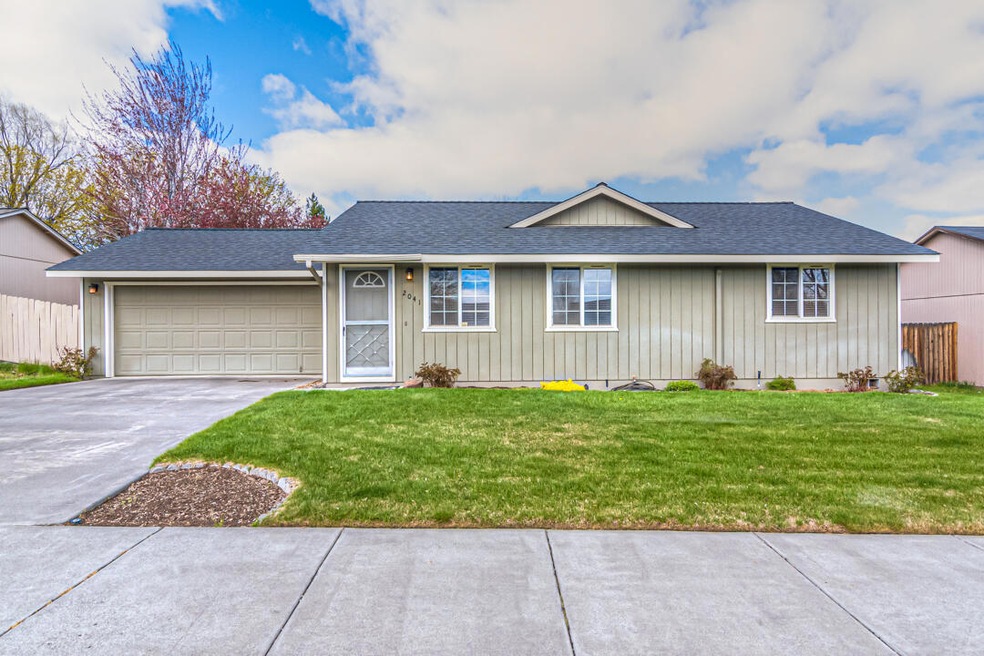 2041 SW 31st St, Redmond, OR 97756 - photo 1