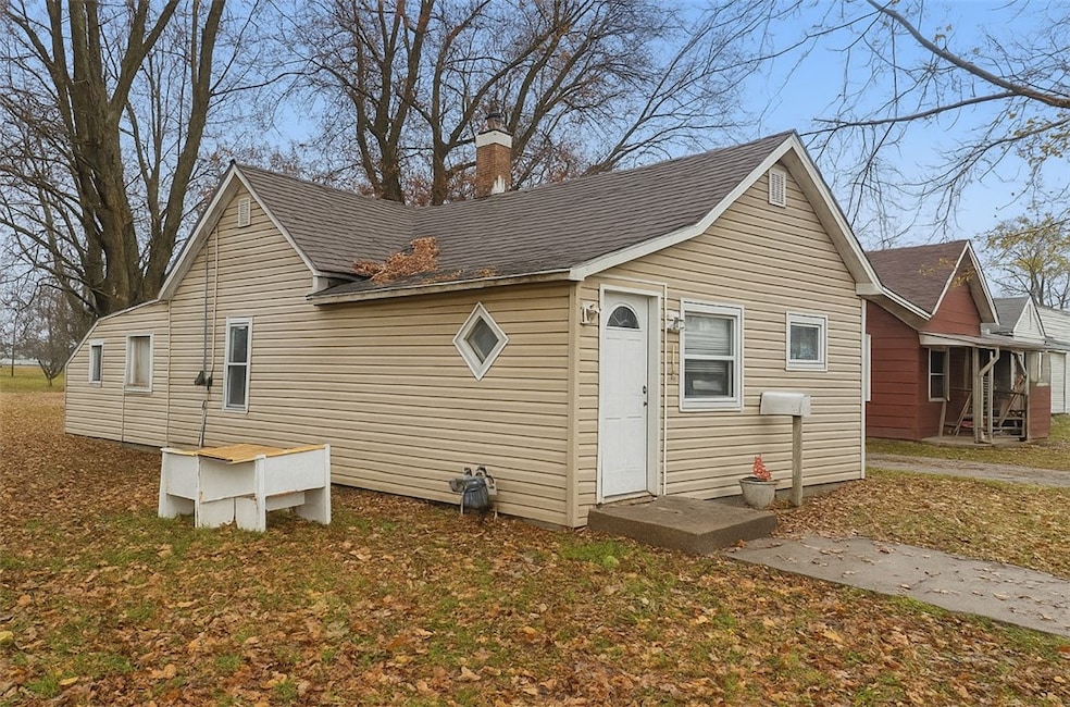 311 & 313 Saint Clair St unit 313, Paris, IL 61944 - photo 1