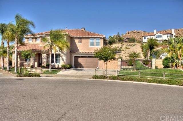Beautiful curb appeal on a quiet cul-d-sac! 