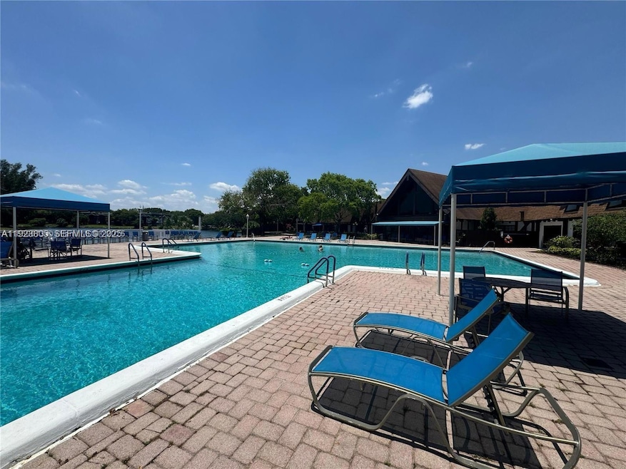 3720 Inverrary Dr unit 1s, Lauderhill, FL 33319 - photo 1