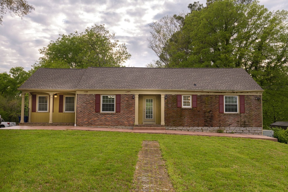 906 S Brittain St, Shelbyville, TN 37160 - photo 1