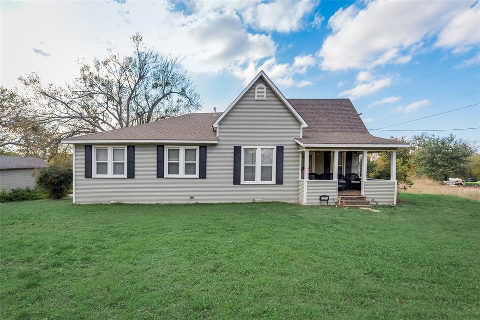 107 N Gowdy St, Whitewright, TX 75491 - photo 1