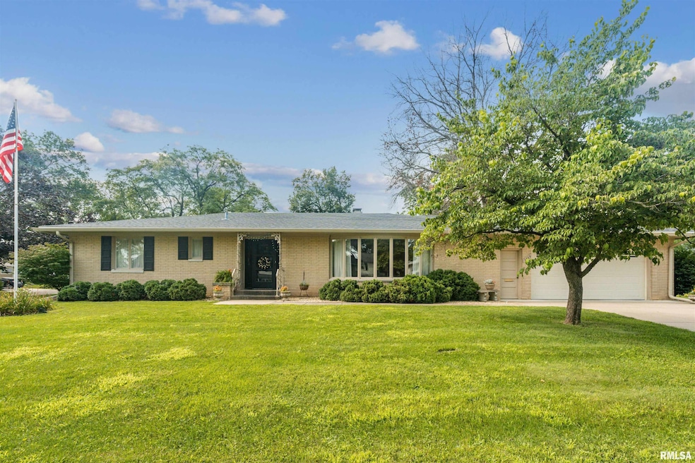 2525 Elm St, Davenport, IA 52803 - photo 1