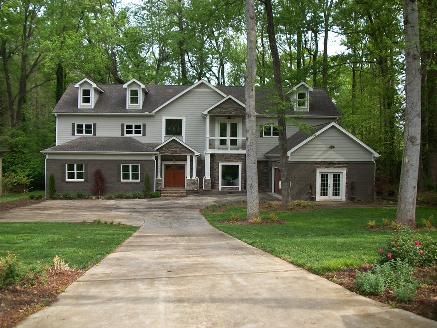 LARGE HOME IN PRIVATE MORNINGSIDE LOCATION SET BAC