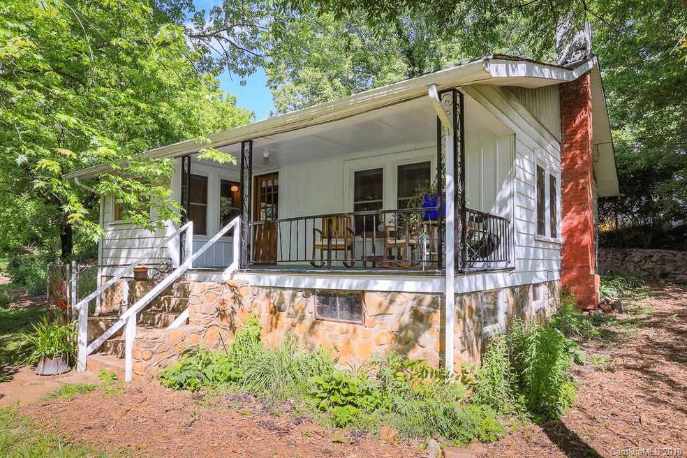 Whimsical Bungelow in East West Asheville