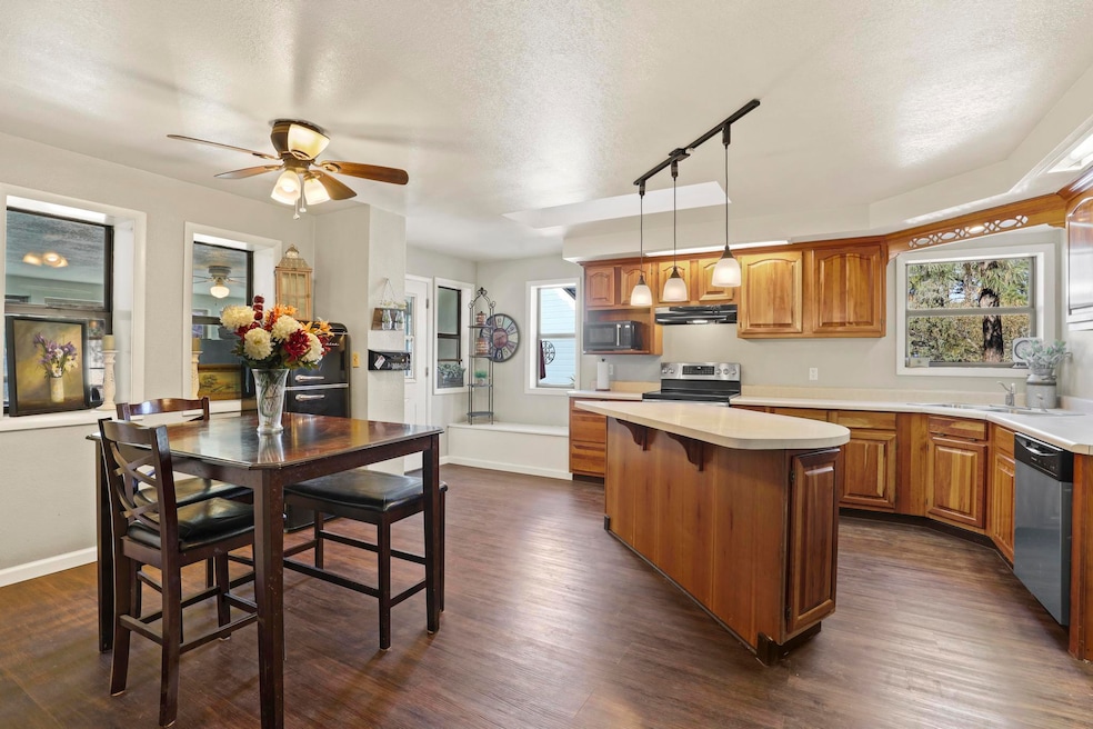 Kitchen dining