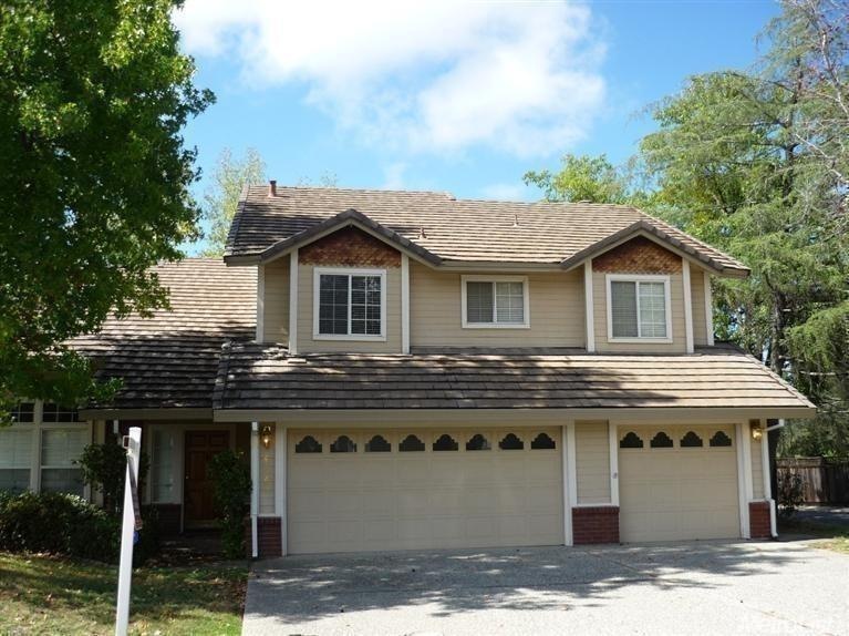 3 Car garage, 4 bed 2 1/2 bath , 2654 SF. Great fl