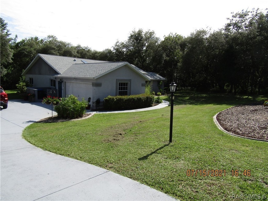 DRIVEWAY IN TO FRONT OF HOUSE