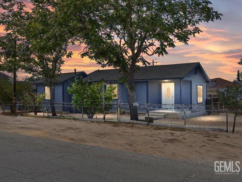 801 Fillmore St, Taft, CA 93268 - photo 1