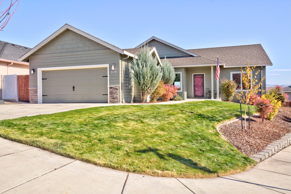 929 Crystal Dr, Eagle Point, OR 97524 - photo 1