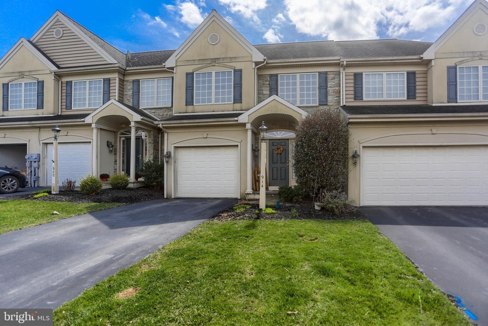 914 Walnut St, New Holland, PA 17557 - photo 1