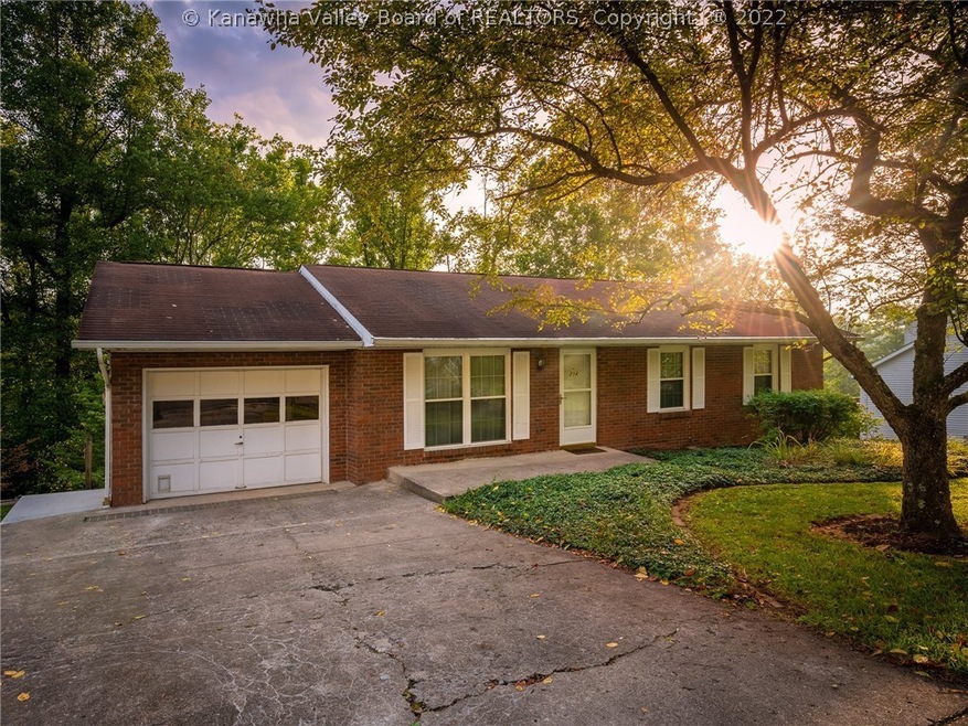 214 Pine Cir, Dunbar, WV 25064 - photo 1