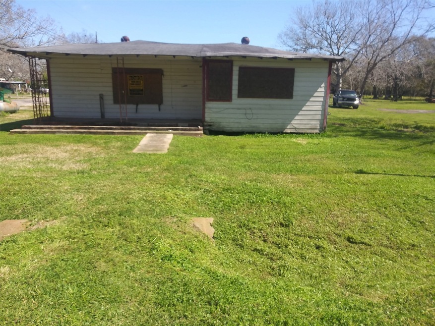 539 Tanner, Brazoria, TX 77422 - photo 1