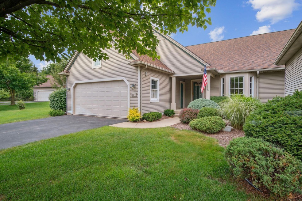 207 Pierce Lake Dr unit 28, Chelsea, MI 48118 - photo 1