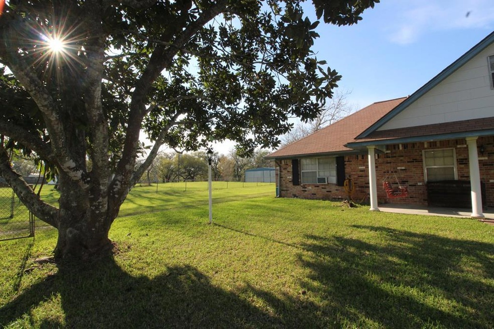 1341 Private Road 672, Sargent, TX 77414 - photo 1