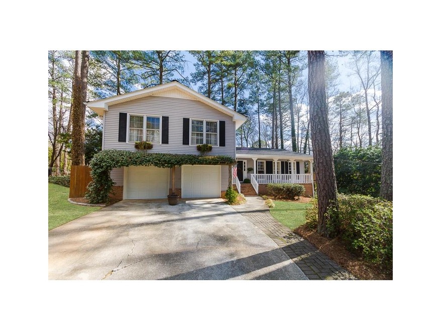 Charming home in desirable Hampton Hall Subdivisio