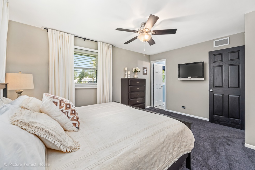 11S560 Whittington Ln unit 4, Naperville, IL 60564 - photo 1