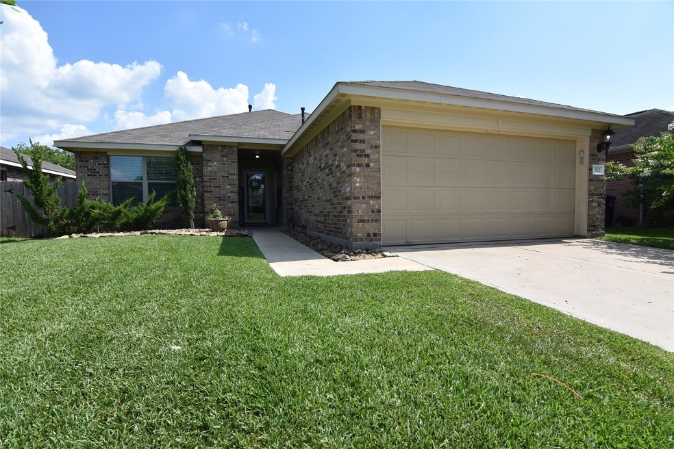 382 Henry St, Alvin, TX 77511 - photo 1