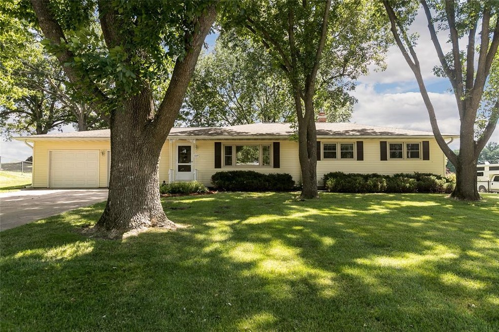 1019 Eastern Dr SE, Cedar Rapids, IA 52403 - photo 1