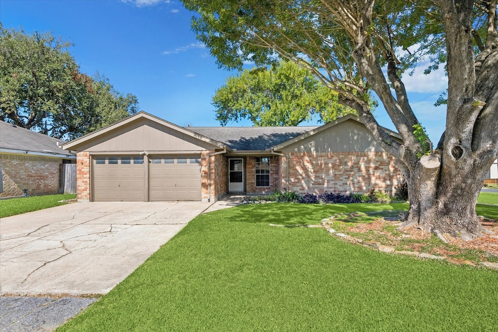 2302 37th Ave N, Texas City, TX 77590 - photo 1