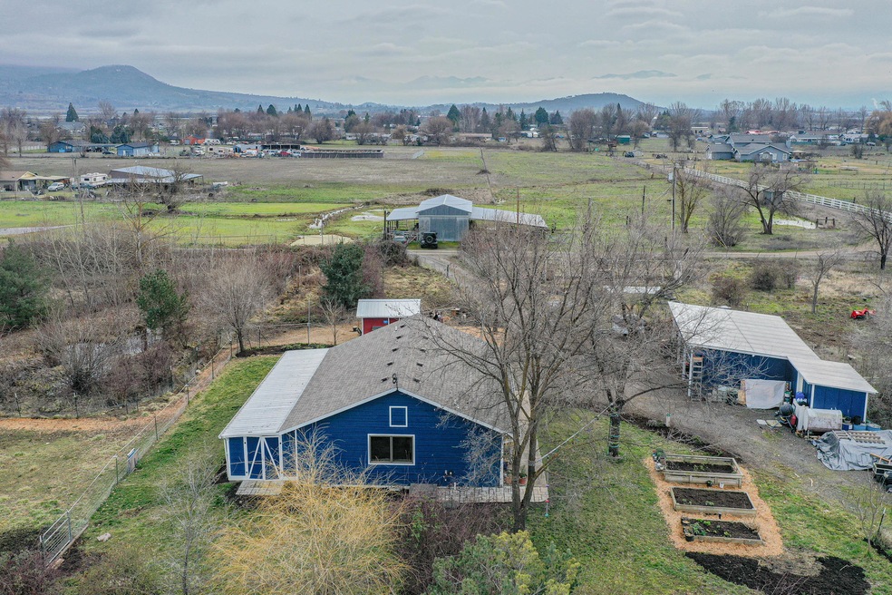 6653 Mcloughlin Dr, Central Point, OR 97502 - photo 1