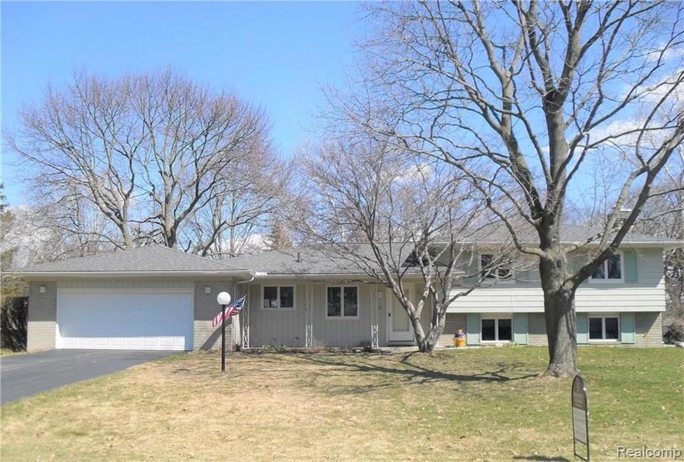 LOVELY! Brand NEW Roof 03/18, new driveway, new ki