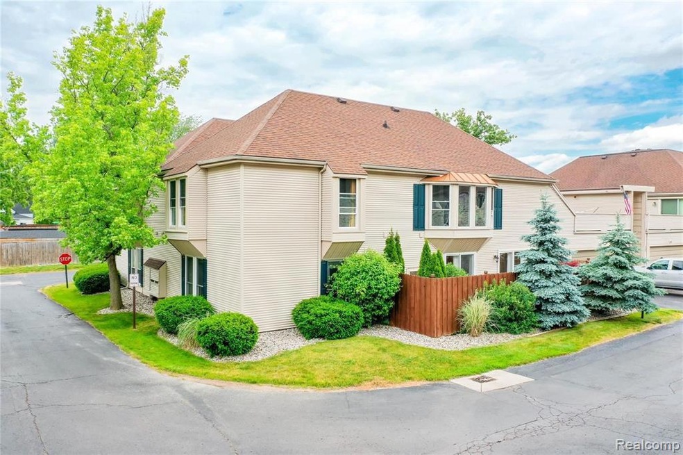8127 Colony, Grosse Ile (1 of 32).jpg
