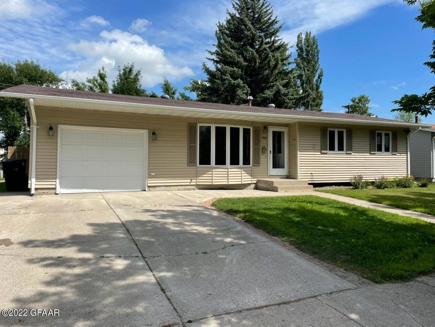 1911 S 17th St, Grand Forks, ND 58201 - photo 1