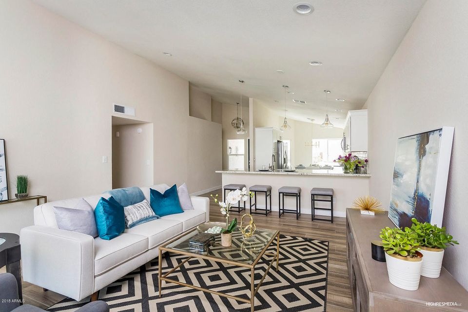 GREAT ROOM LOOKING TO KITCHEN