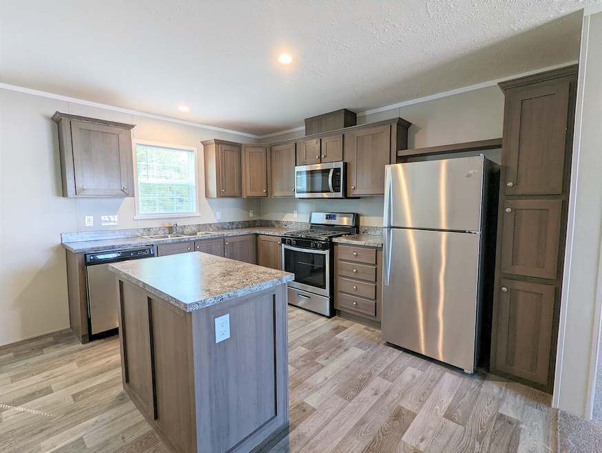 647 Oregon unit 647, Belleville, MI 48111 - photo 1