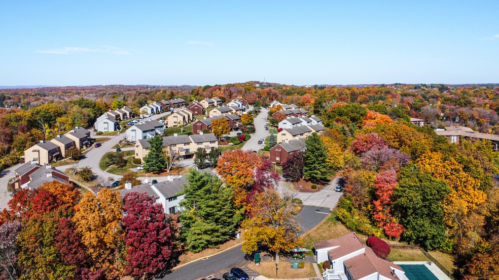 4 Magnolia Hill Ct unit 4, Cromwell, CT 06416 - photo 1