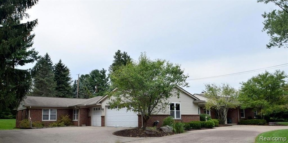 4318 Squirrel Rd, Bloomfield Hills, MI 48304 - photo 1