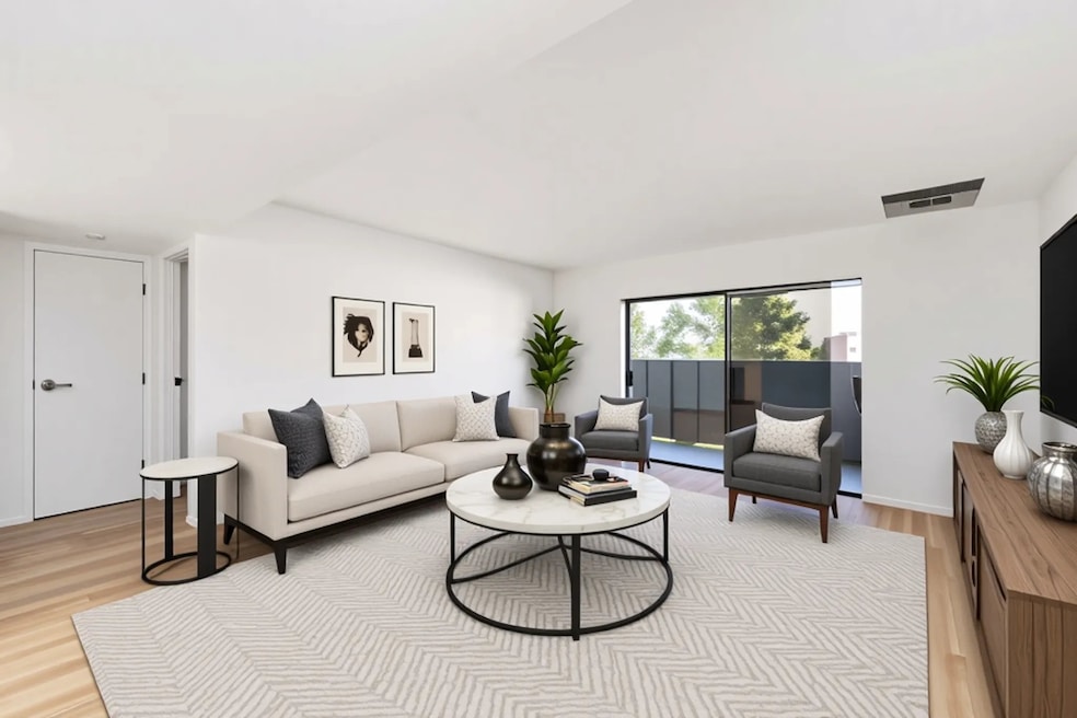 3015 Walnut Bend Ln unit 31, Houston, TX 77042 - photo 1