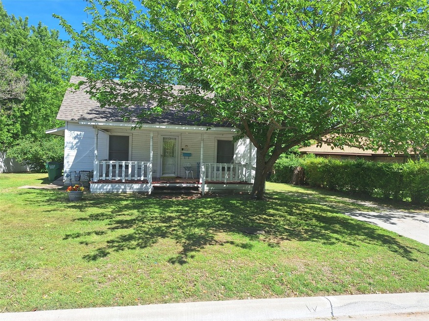 416 S Lindsay St, Gainesville, TX 76240 - photo 1