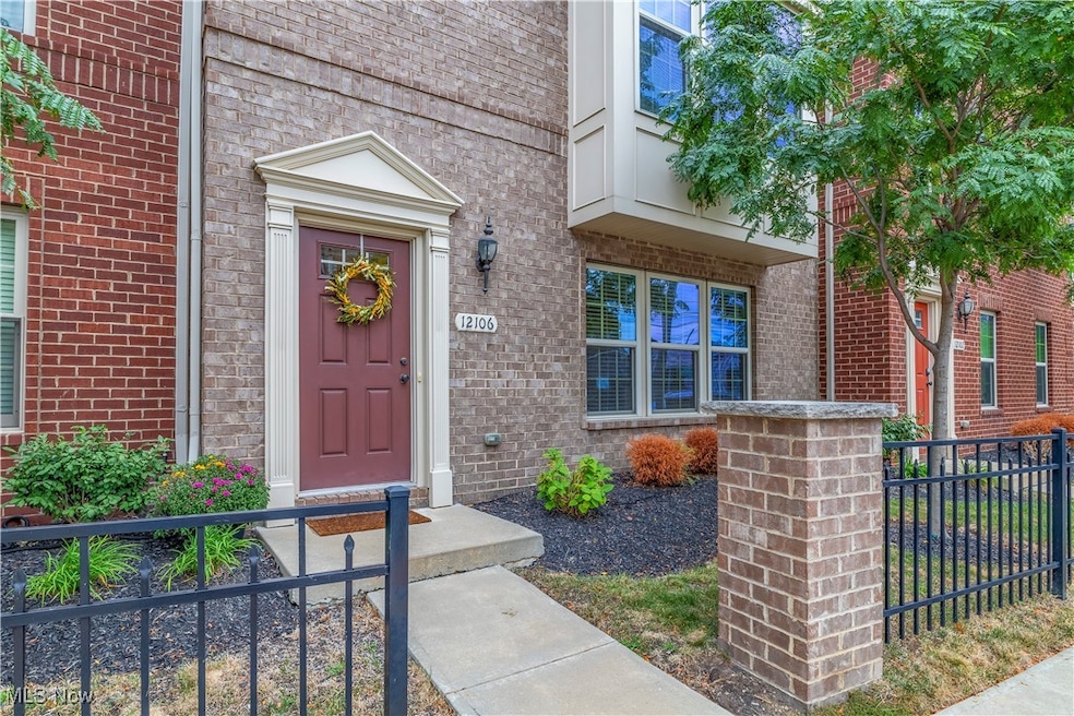 Welcome to this stylish townhome in Lakewood's Rockport Square!