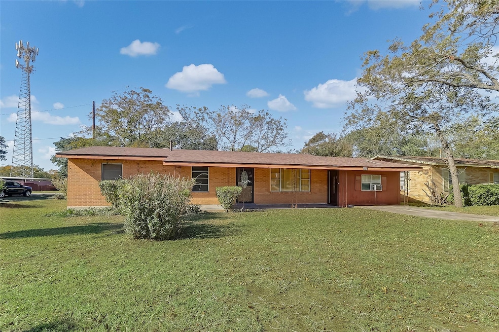 1012 N Water St, Burnet, TX 78611 - photo 1