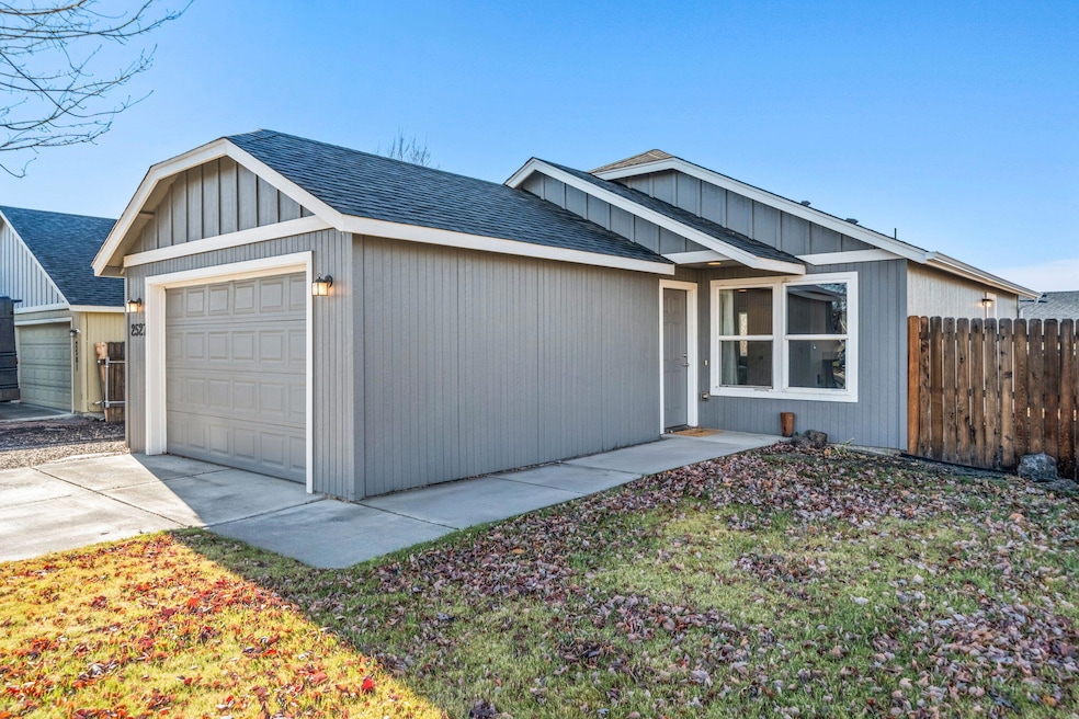 2527 NE 5th St, Redmond, OR 97756 - photo 1